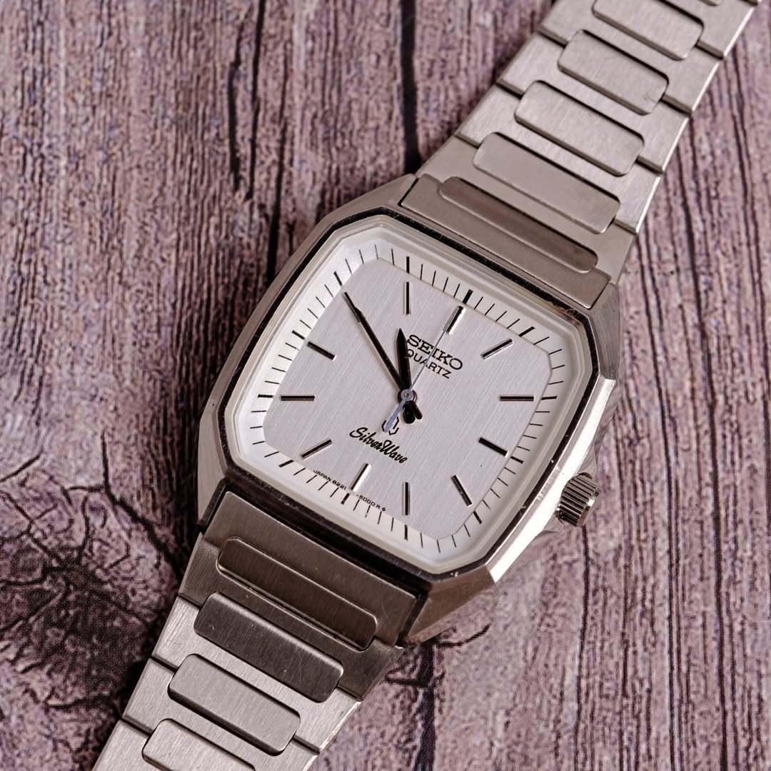 Seiko Quartz Silver wave 8221 – 5000 from February 1981